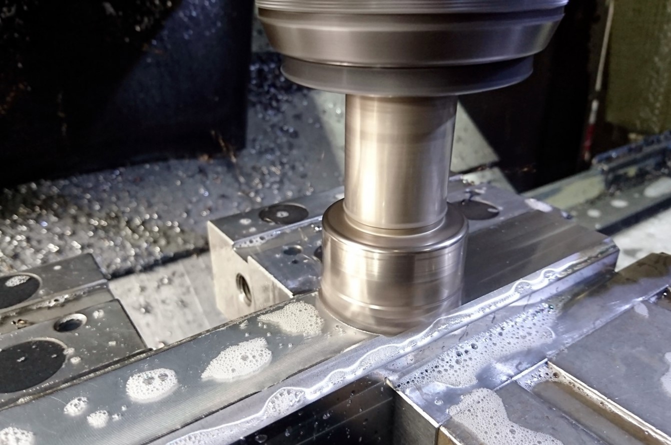 金属の切削加工の方法の一つであるフライス加工をしている様子