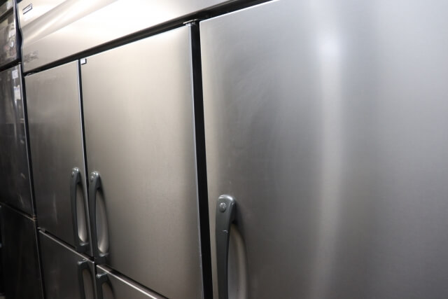 綺麗に研磨されたステンレス製の冷蔵庫のドア