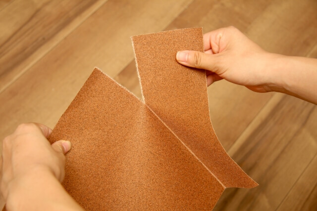 一般的な研磨材である紙やすりを破っている様子